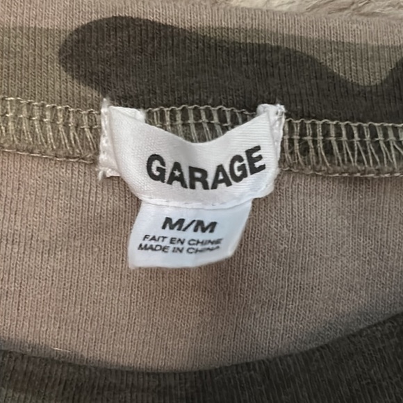 Garage stretchy size medium camo crop tee - Picture 2 of 4